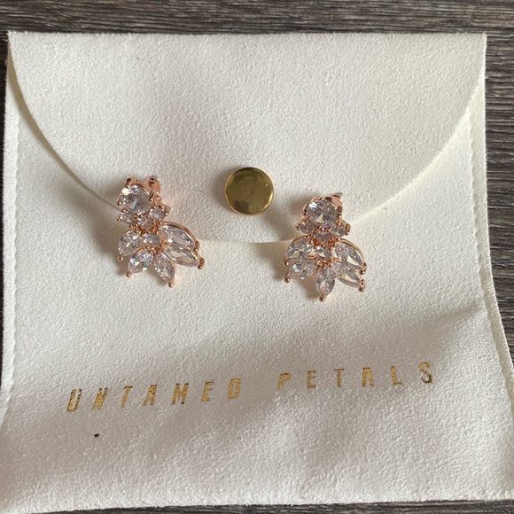 Untamed Petals Carla Rose Gold Earrings - Picture 4 of 5